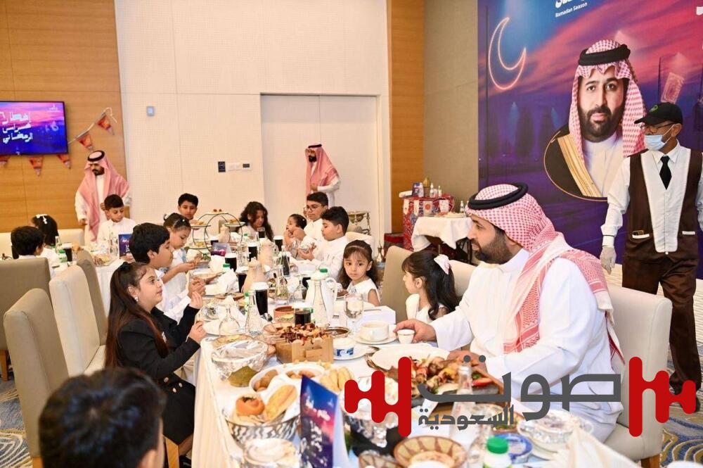 نائب أمير جازان يهنئ الأيتام بشهر رمضان ويشاركهم مأدبة الإفطار