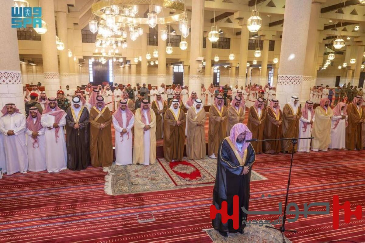 نائب أمير الرياض يؤدي صلاة الميت على الجوهرة العساف