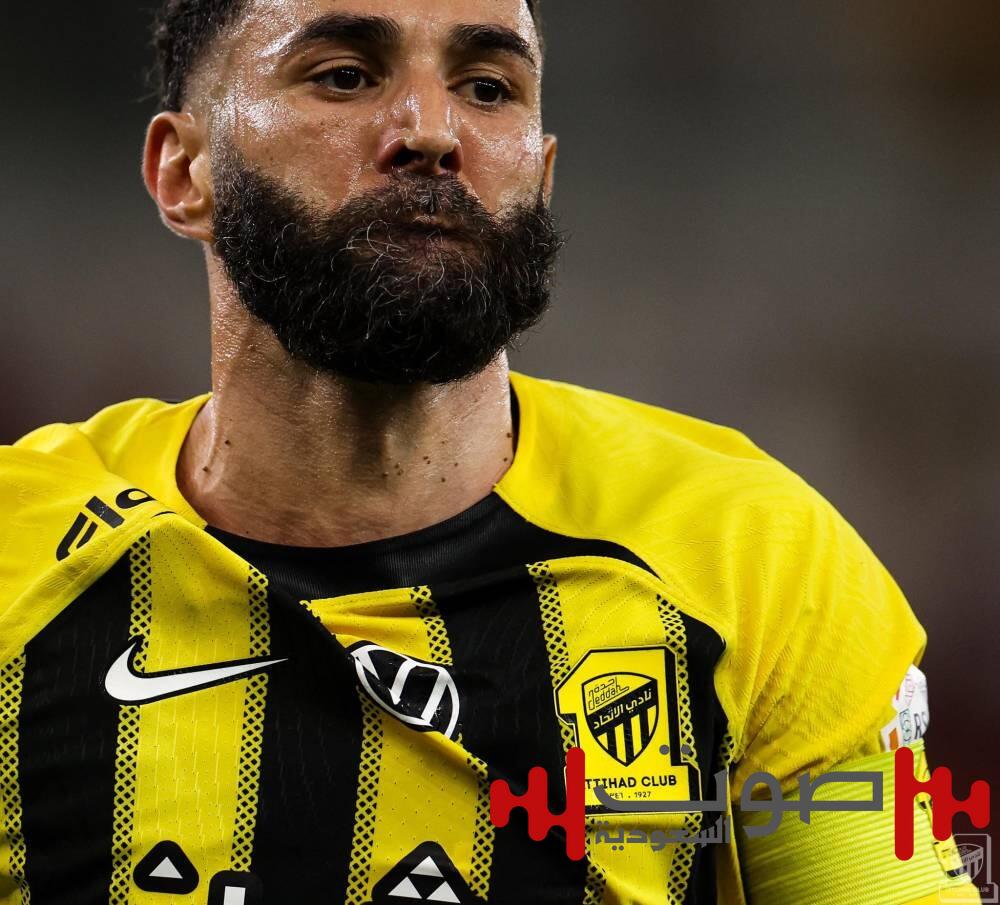 «بنزيما» لا يرضى بغير الذهب