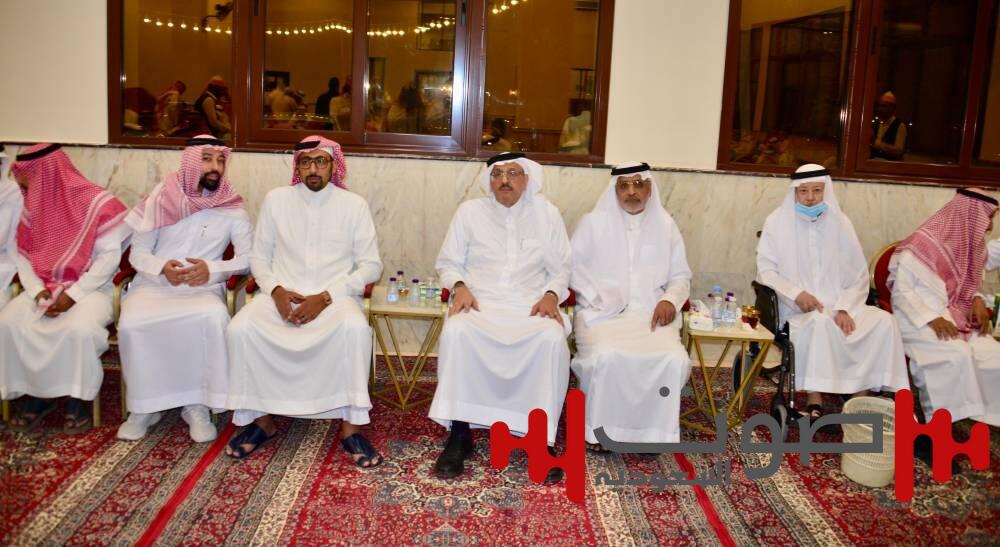 آل ساعاتي يستقبلون المعزين في فقيدهم