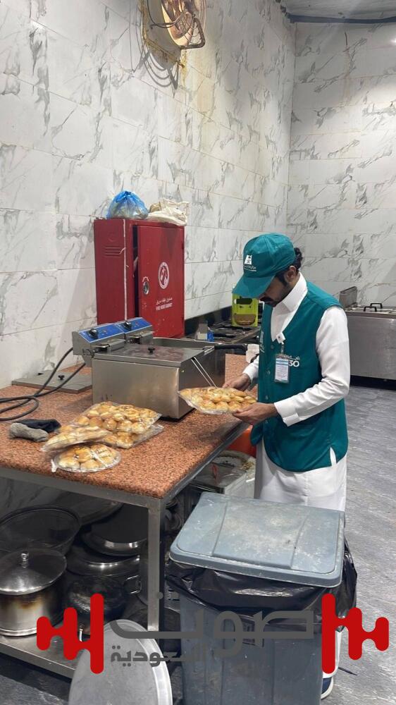 «التجارة» تضبط كميات كبيرة من الحلويات والمعجنات منتهية الصلاحية بنجران