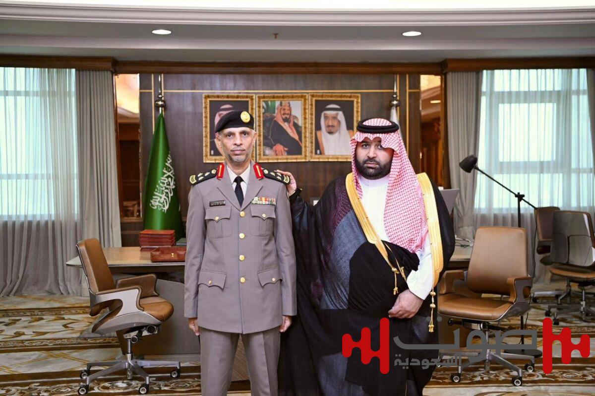 أمير جازان يُقلّد مدير مكافحة المخدرات بالمنطقة رتبته الجديدة