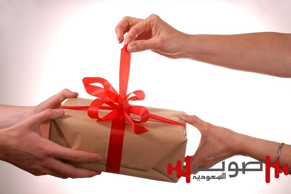 من جزيرة على شكل قلب إلى رحلة في الفضاء.. أغرب وأفخم هدايا المشاهير !