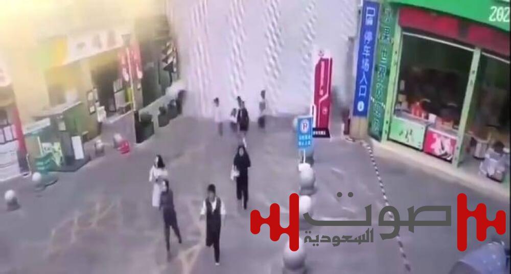 زلزال يحول مسبحاً على سطح بناء إلى شلال مدمر في الصين