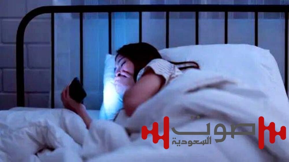 الهاتف في السرير.. عدو النوم الأول