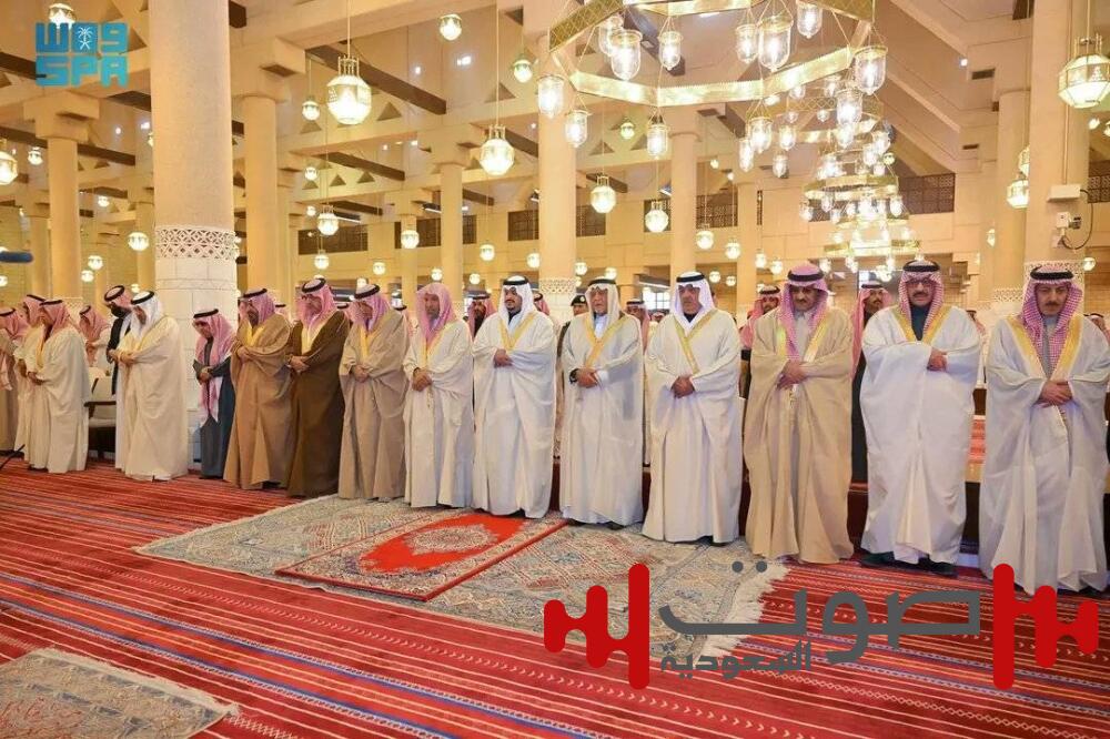 نائب أمير الرياض يؤدي صلاة الميت على العنود بنت محمد بن عبدالعزيز