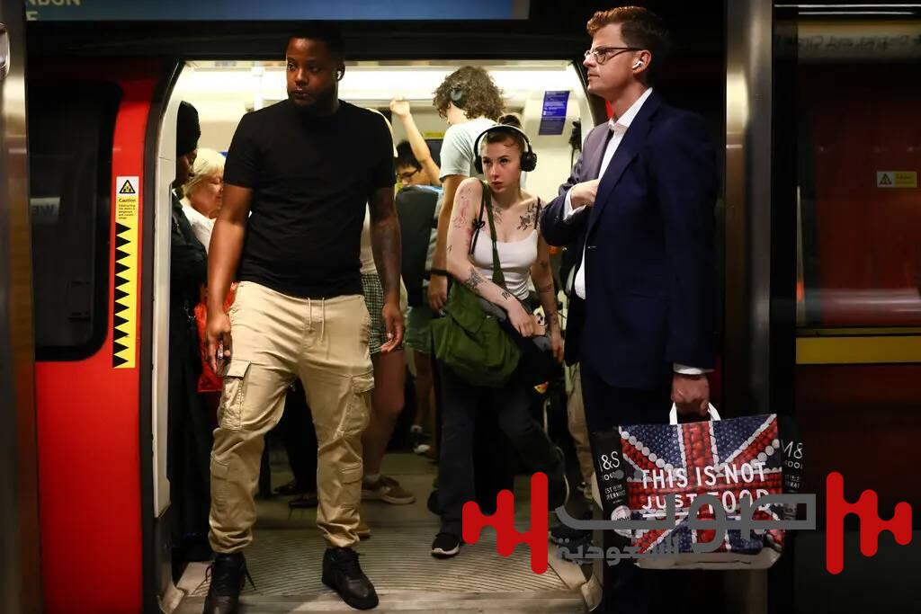 لندن تحارب الضوضاء في المترو بحملة «استخدم سماعاتك»