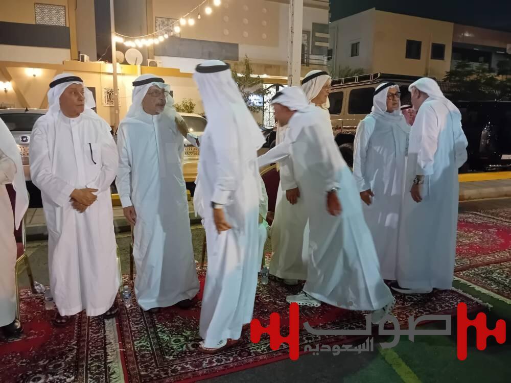 «آل خاشقجي» و«آل الطبجي» يستقبلان المعزين في فقيدهما
