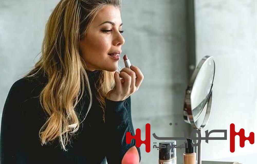 هل يهدّد أحمر الشفاه صحتك؟ دراسة تربط المكياج بالربو