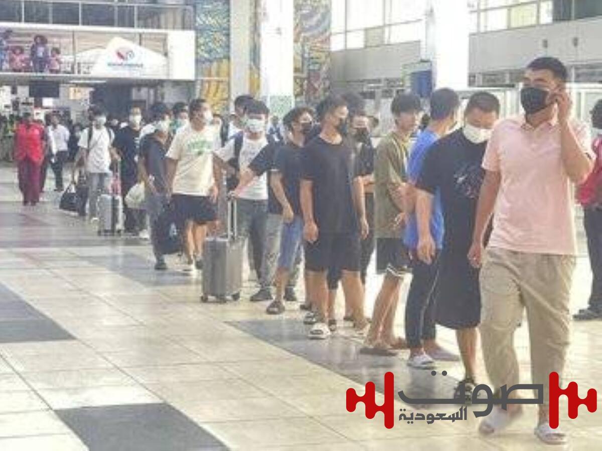 بعد فضيحة كبرى.. نيجيريا ترحّل 51 أجنبياً مدانين بالإرهاب الإلكتروني