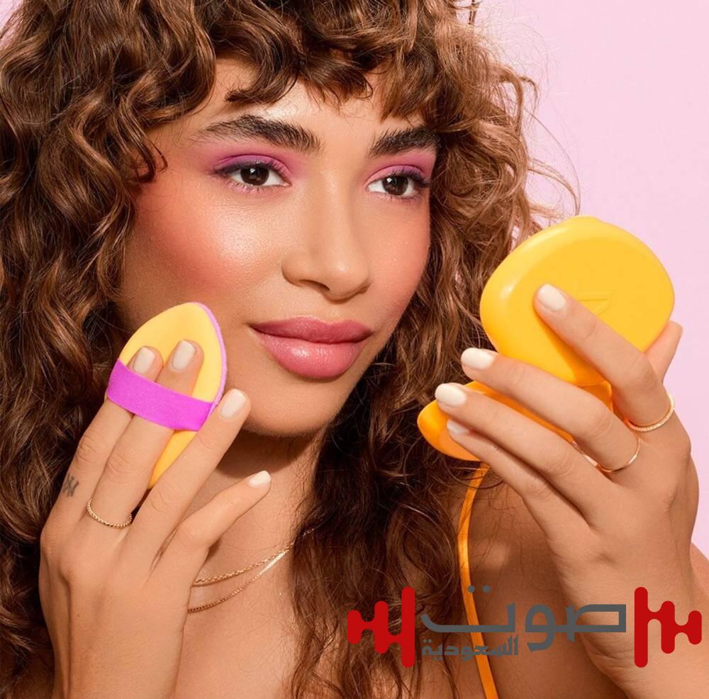 البودرة الوردية أم الصفراء تحت العين؟