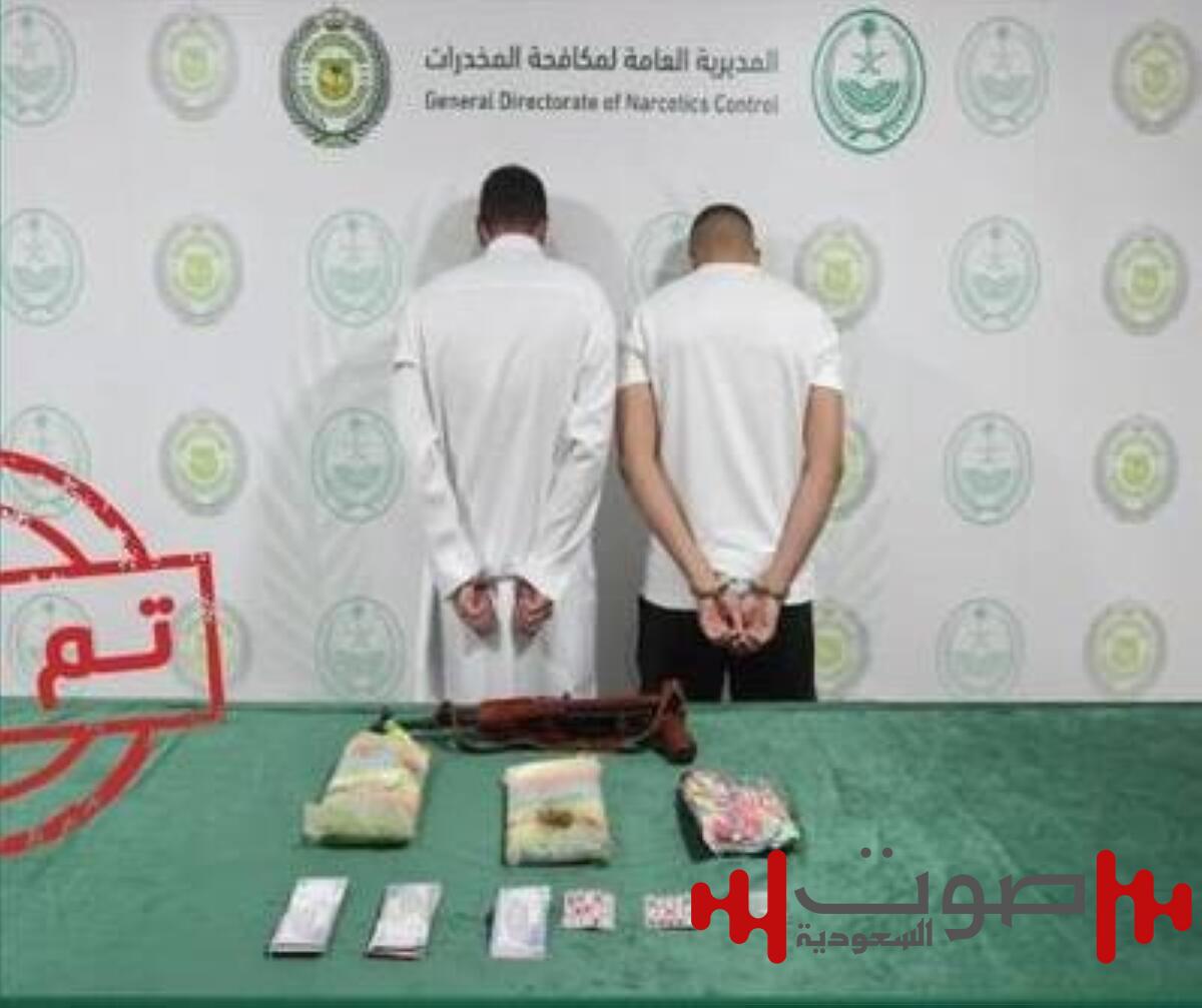 القبض على شخصين بمنطقة تبوك لترويجهما الحشيش والإمفيتامين