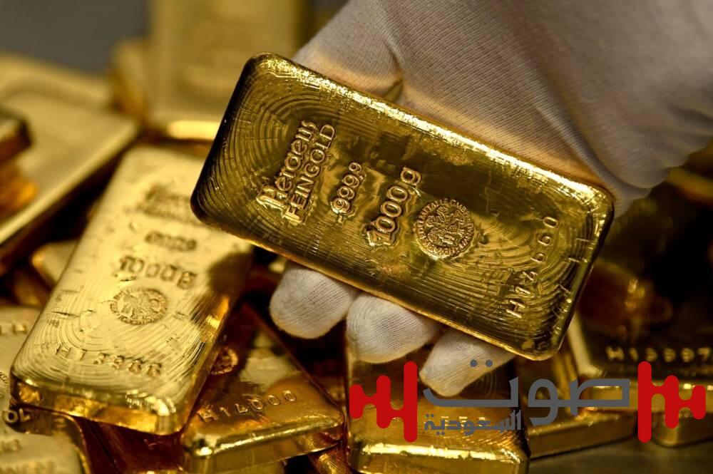 الفيدرالي يخفض توقعات الفائدة والذهب يترنح رغم دعم التوترات