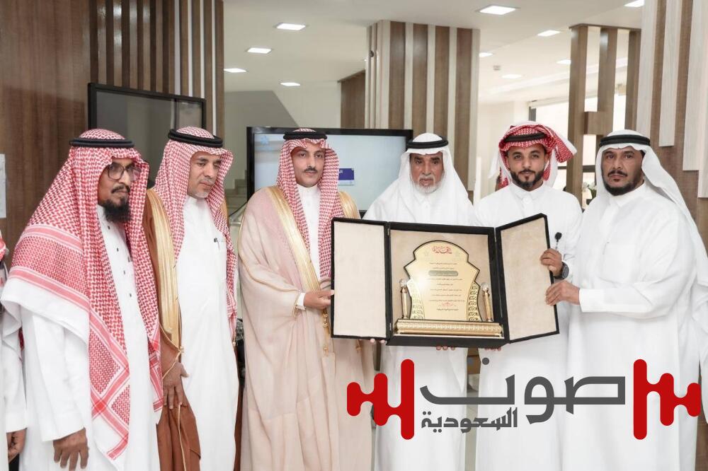 محافظ صامطة يكرّم مدير ومنسوبي مركز الرعاية الأولية بالدريعية