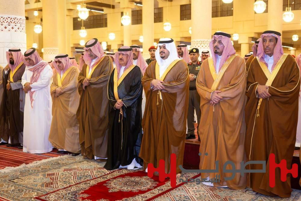 نائب أمير الرياض يؤدي صلاة الميت على الأمير فيصل بن تركي بن سعود الكبير