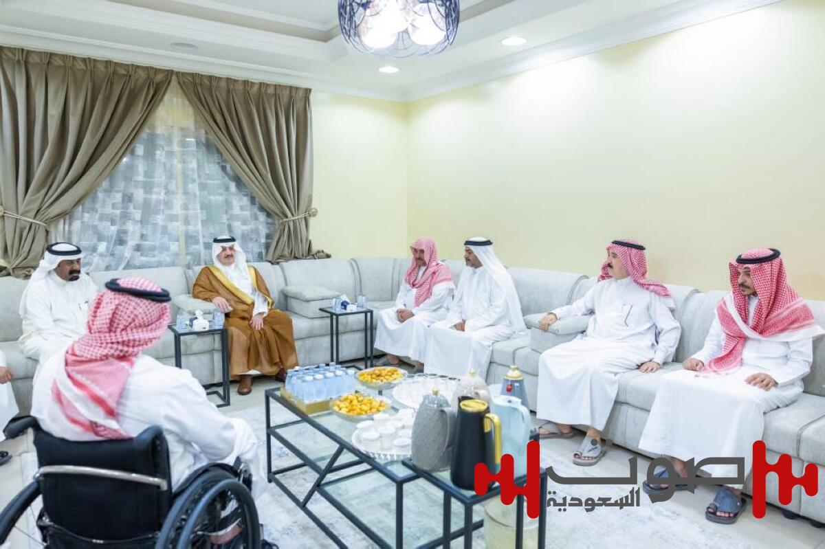 أمير المنطقة الشرقية يقدم التعازي للعبيد في وفاة والدته