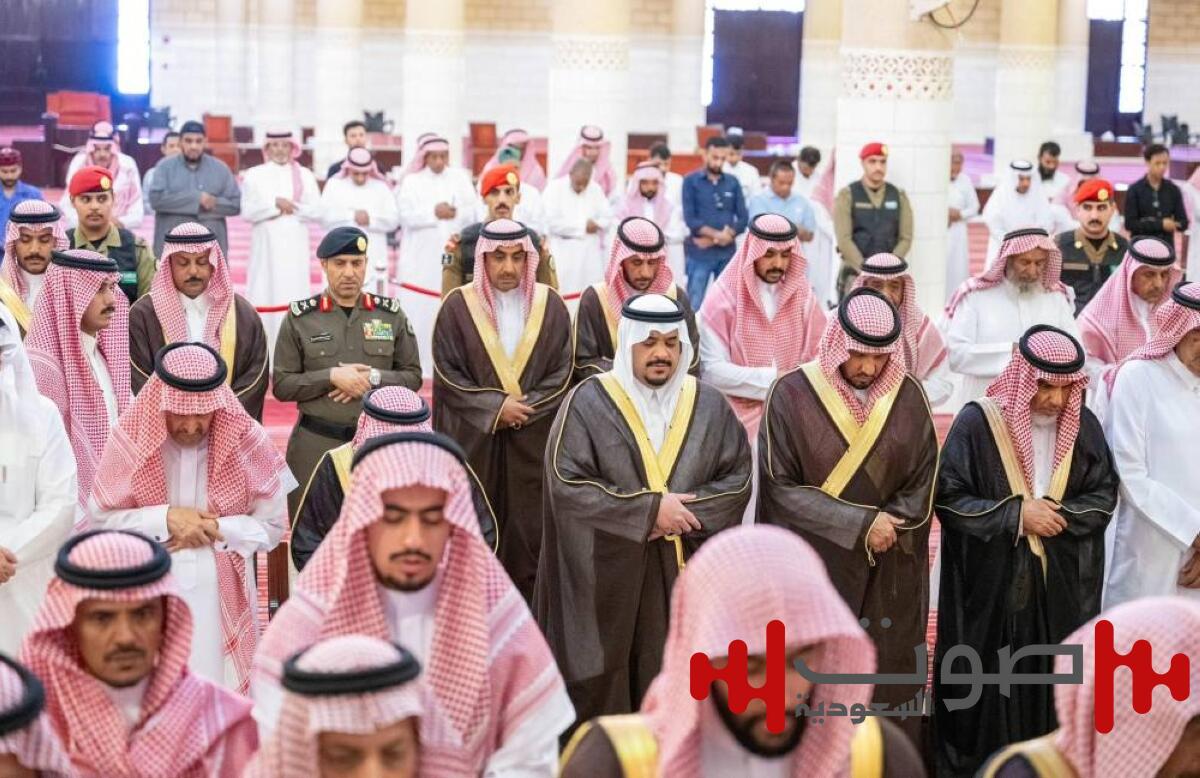 نائب أمير الرياض يؤدي صلاة الميت على فهد بن ثنيان