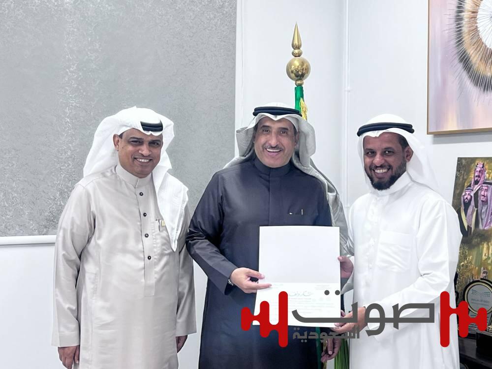 مدير مكتب تعليم الحمدانية يكرم الحربي