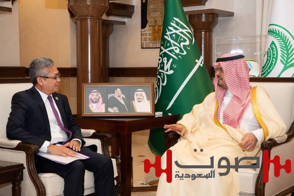 نائب أمير مكة يناقش الاهتمامات المشتركة مع القنصل الماليزي