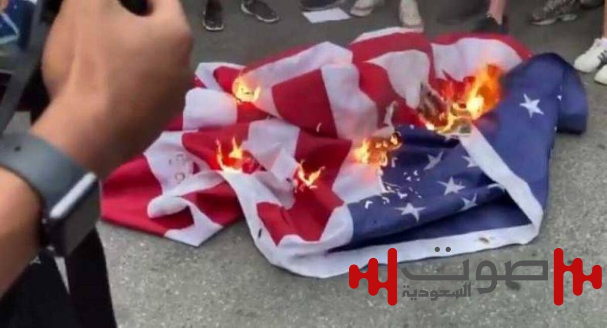 ترمب يوقع أمراً تنفيذياً بمعاقبة من يحرق العلم الأمريكي