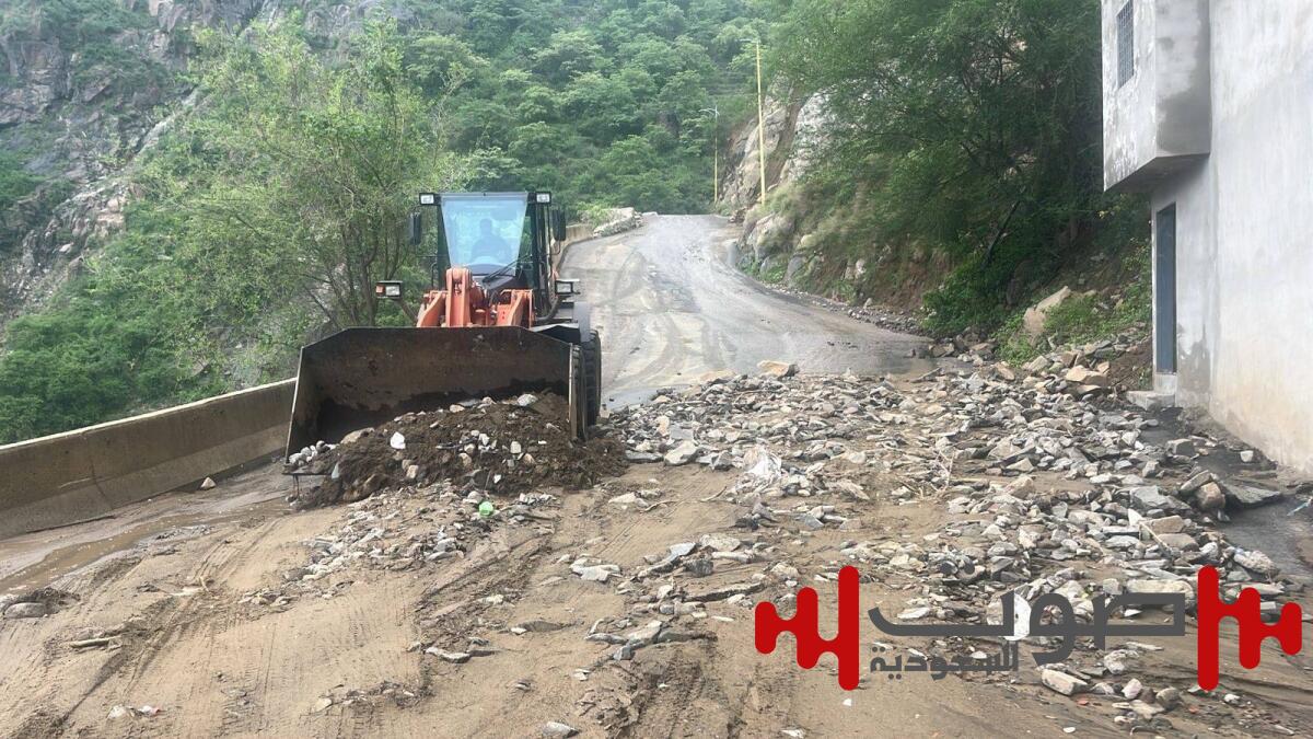 بلدية فيفاء تواصل فتح الطرق وإزالة مخلفات الأمطار والسيول