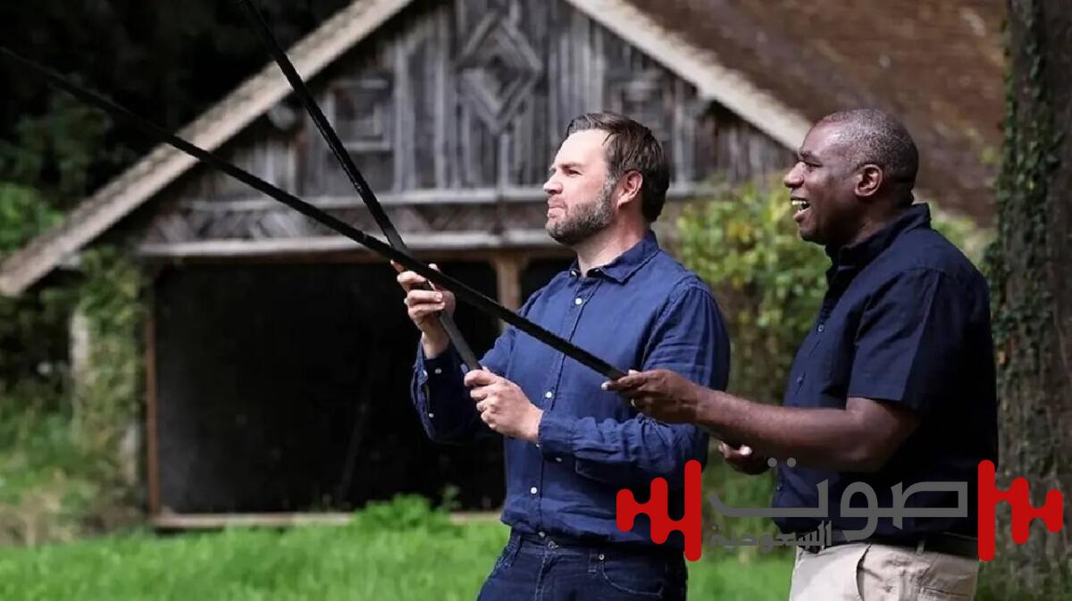 نائب الرئيس الأمريكي يضع وزير الخارجية البريطاني في موقف محرج