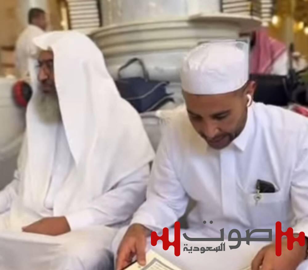 أحمد سعد يشارك جمهوره تعلّمه تجويد القرآن داخل المسجد النبوي