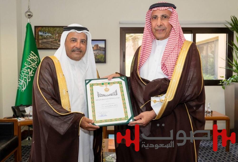 الرئيس التنفيذي لـ«ملَكيَّة الرياض» يُسلِّم الفوزان والشايع وسام الملك عبدالعزيز من الدرجة الرابعة