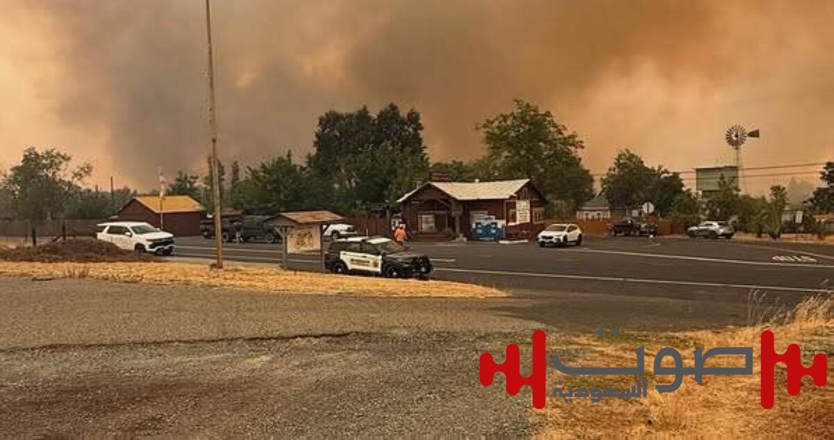 حريق ضخم يجتاح بلدة تاريخية في كاليفورنيا ويجبرها على الإخلاء