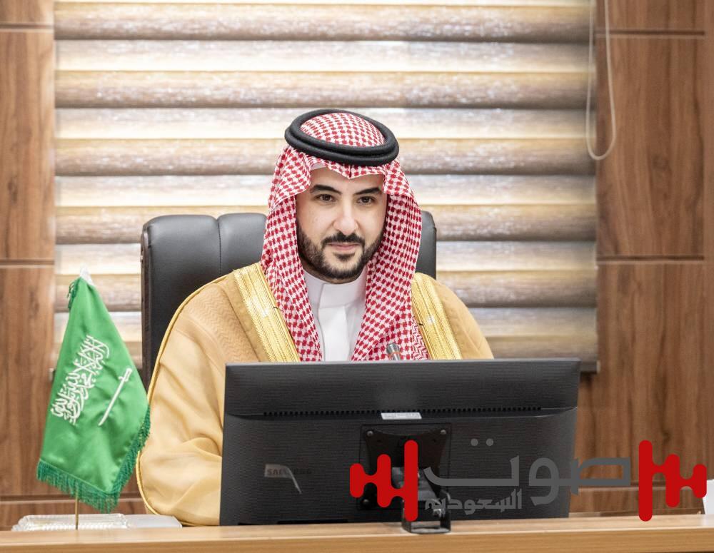 خالد بن سلمان يبحث فرص التعاون العسكرية والدفاعية مع رئيس الأركان الإيراني