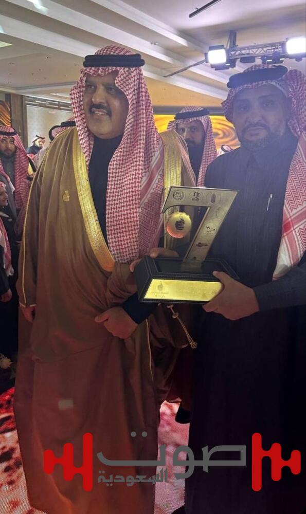 أمير حائل يكرّم الرشيدي في حفل جائزة «بصمة» بنسختها السابعة