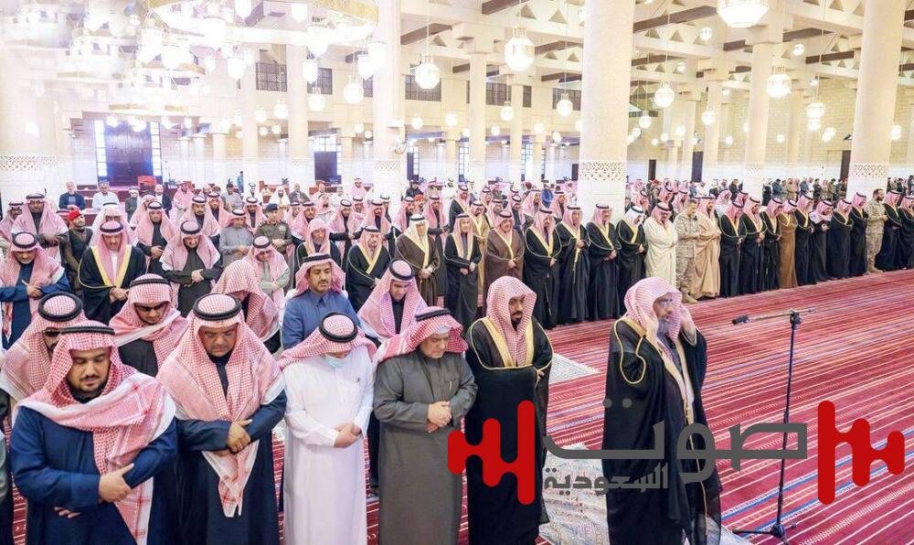 أمير الرياض يؤدي صلاة الميت على عبدالعزيز بن مشعل