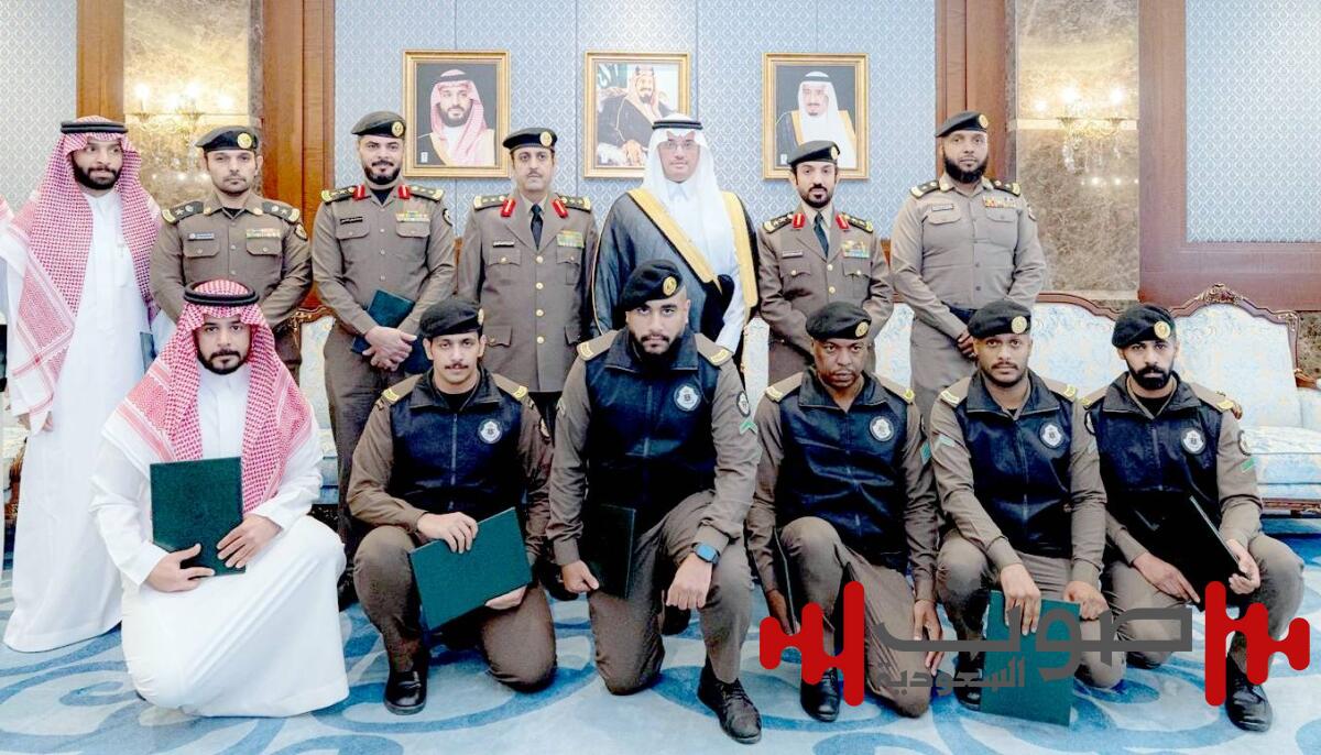 محافظ الأحساء يكرّم عدداً من منسوبي شرطة المحافظة