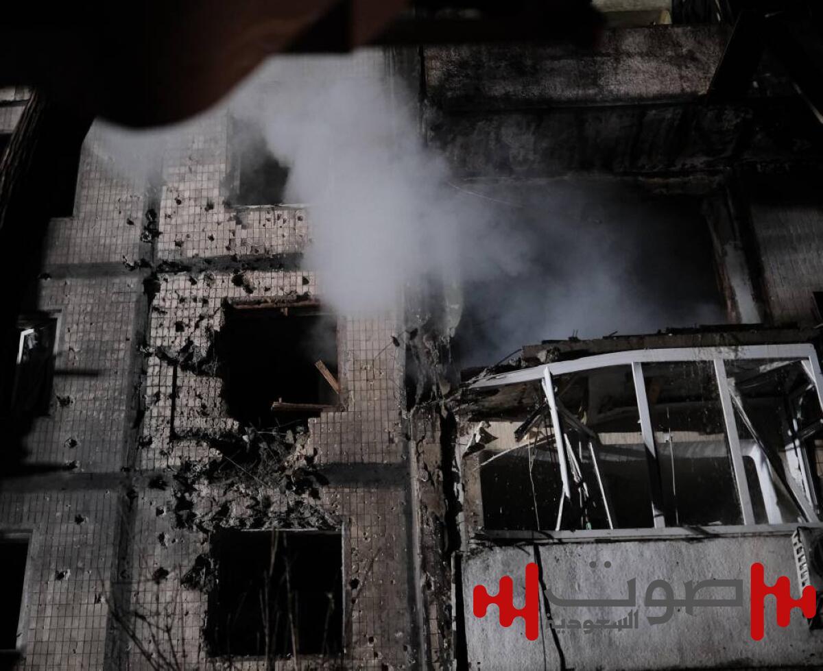 رغم نفي روسيا.. زيلينسكي يتهم موسكو باستهداف مبانٍ سكنية