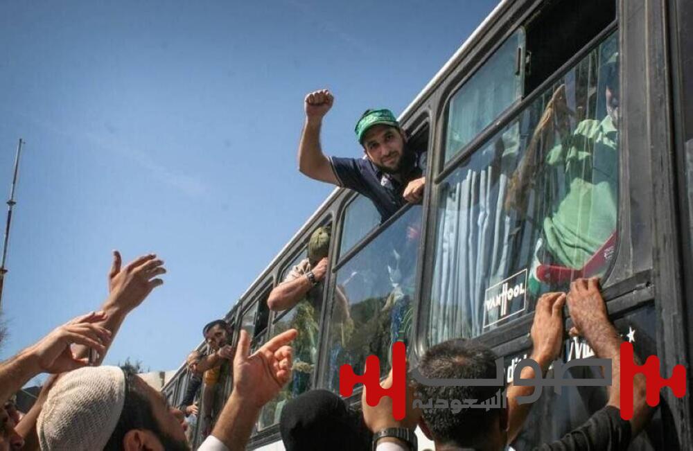 إسرائيل تفرج عن المئات.. «أقدم» أسير فلسطيني و«مهندس القسام»