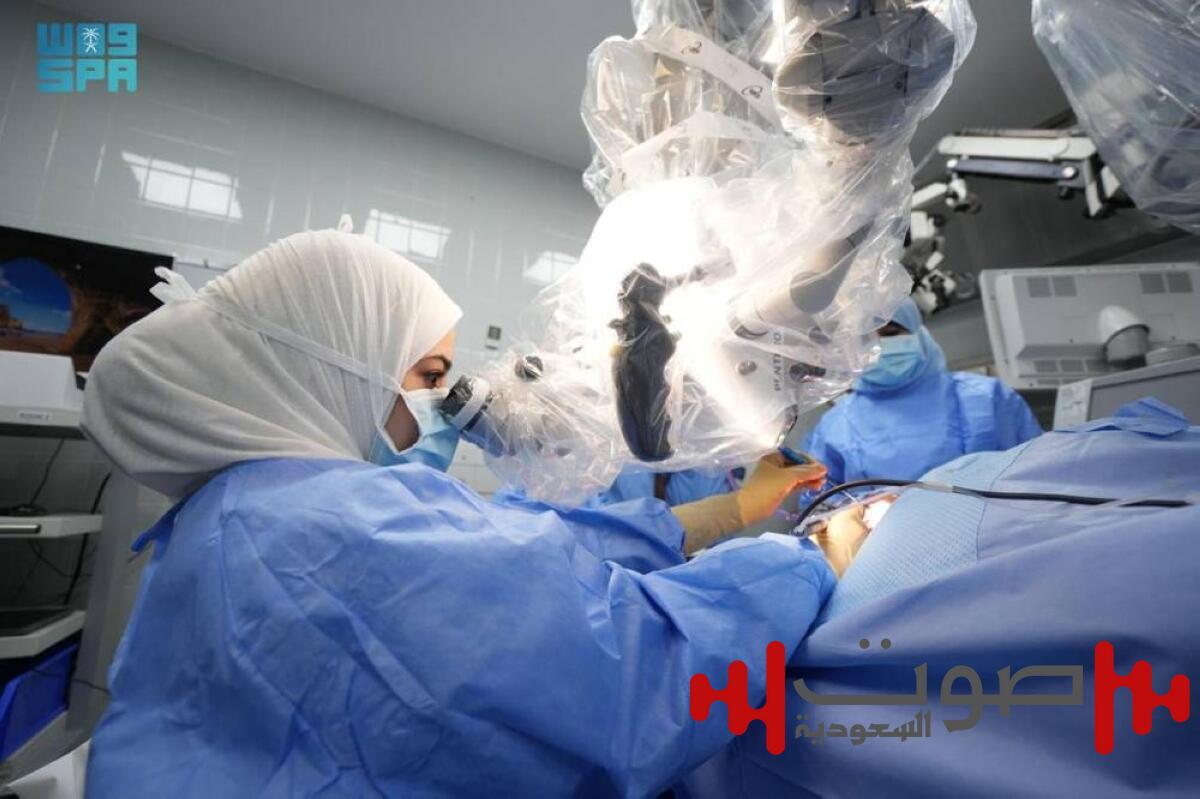 إجراء أول عملية زراعة قوقعة باستخدام اليد الروبوتية