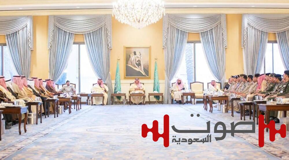 أمير تبوك يستقبل المهنئين بشهر رمضان المبارك