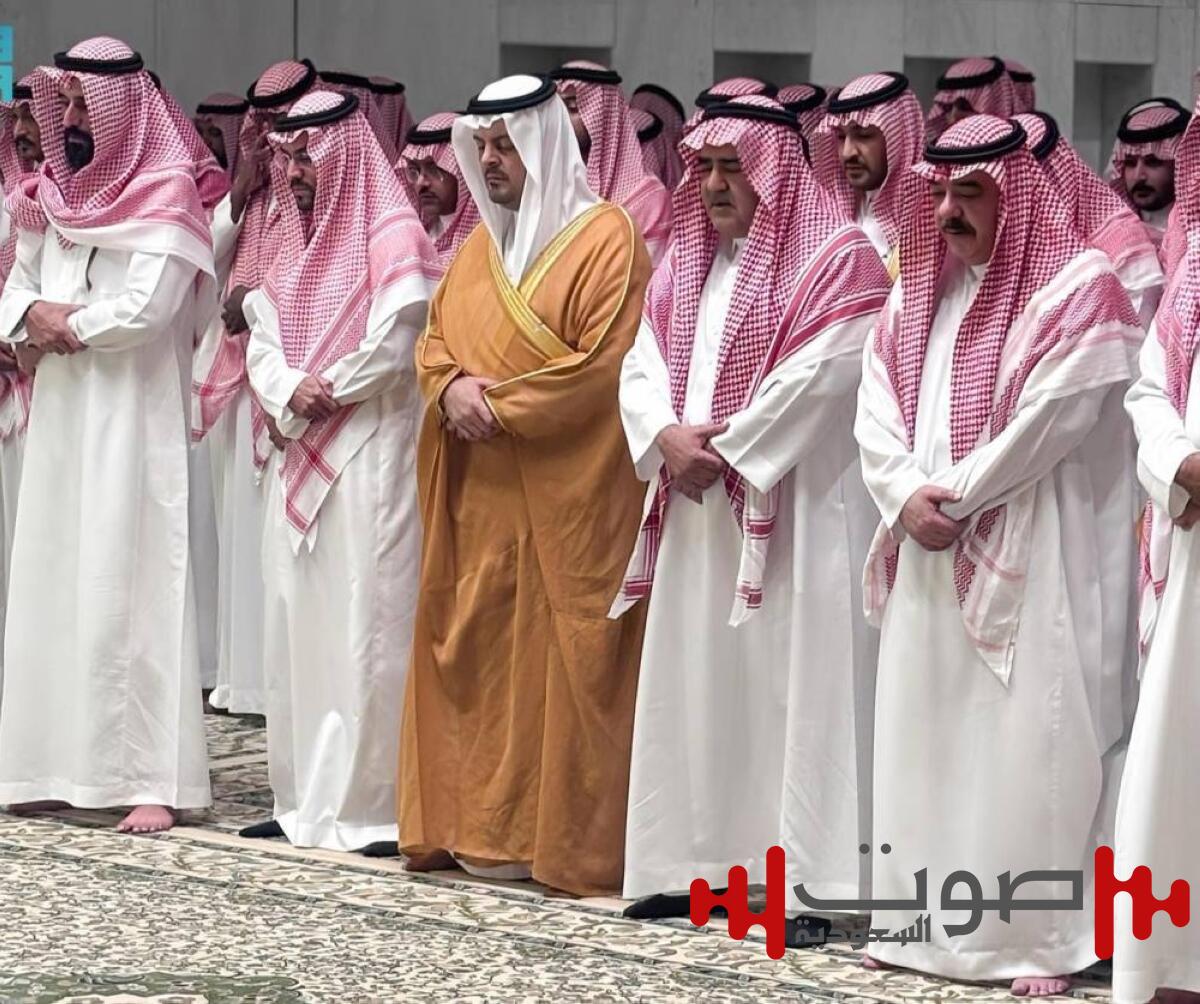 نائب أمير مكة المكرمة يؤدي صلاة الميت على والدة فهد بن مقرن