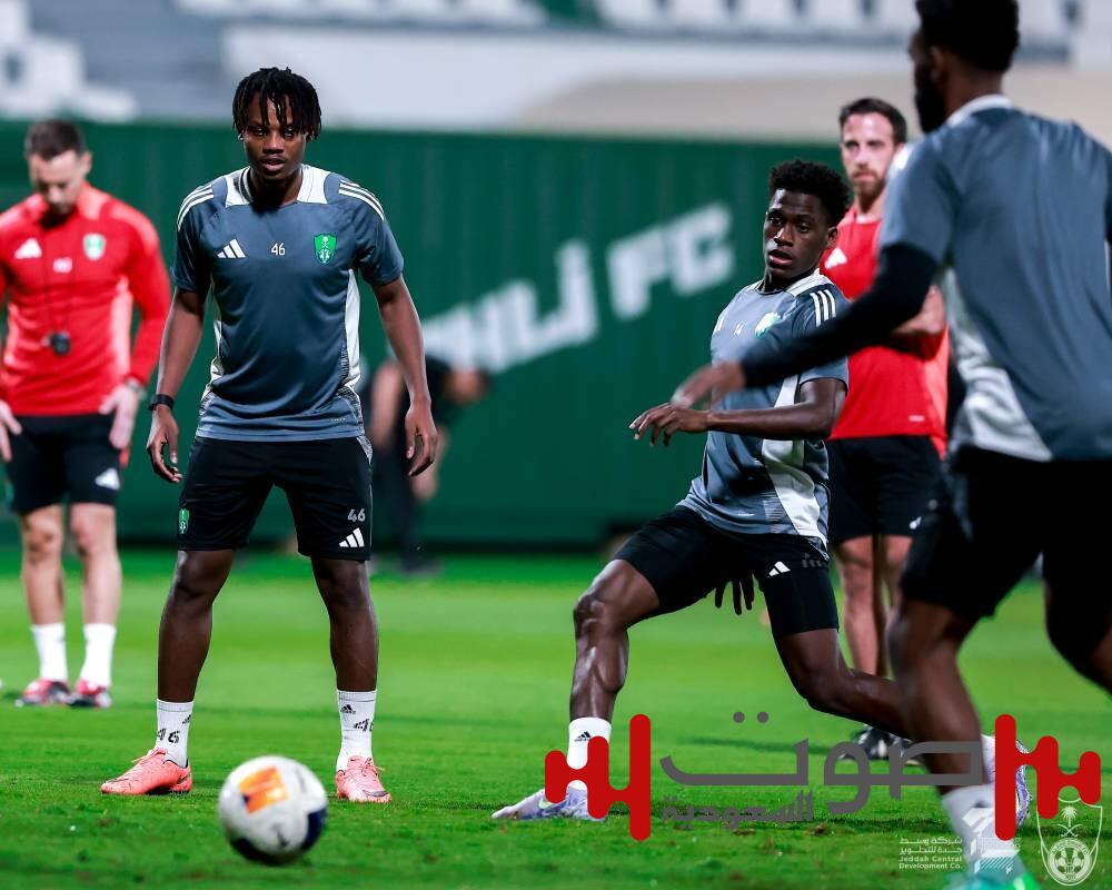 الهلال أمام مطب التعاون.. والأهلي يخشى مواقف الأخدود