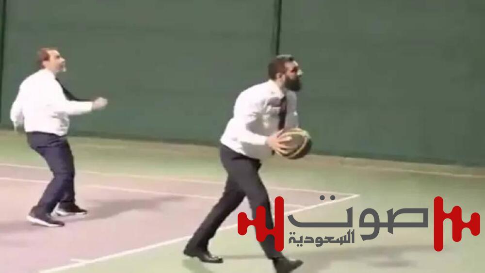 ظهر يلعب كرة السلة مع وزير خارجيته..هل يحمل «فيديو» الشرع رسائل سياسية؟