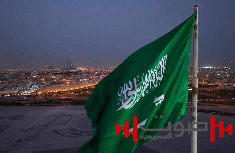 علم المملكة بالدرعية يعتلي أطول سارية في الرياض ليُجسد رمزاً وطنياً وجاذباً سياحياً